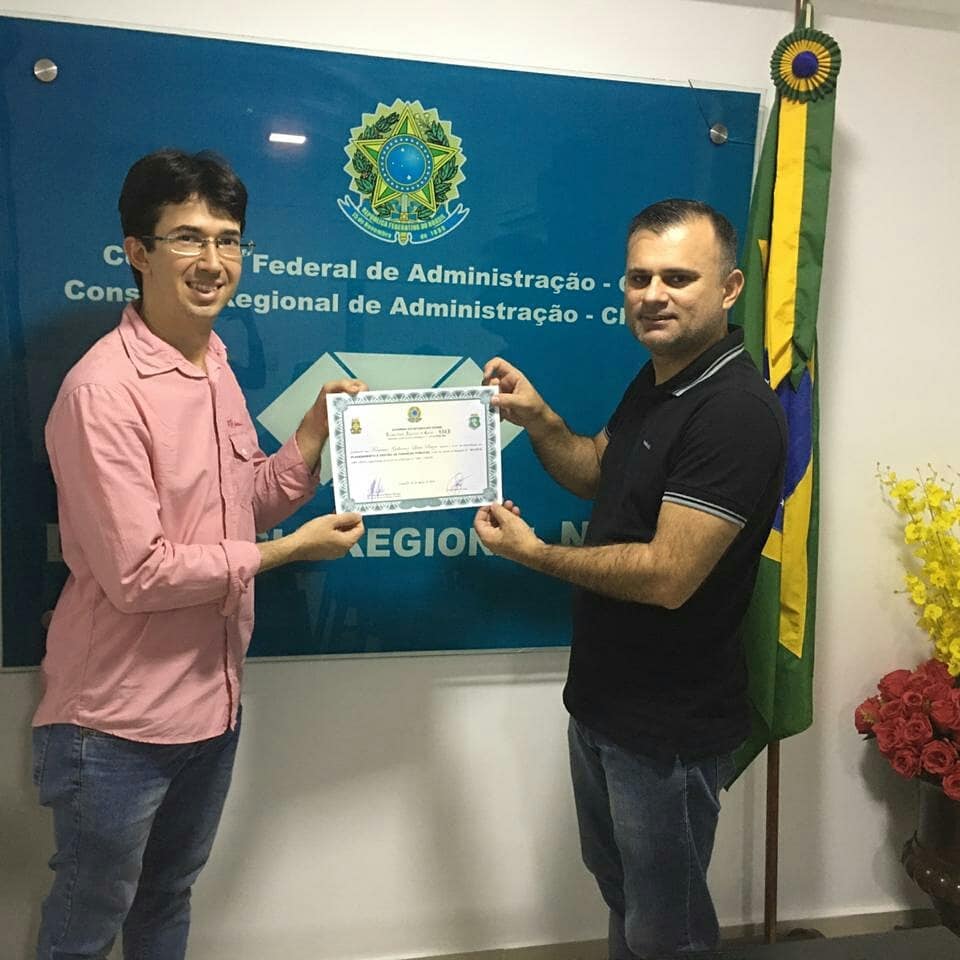 Alunos da pós-graduação recebem certificados, em Sobral